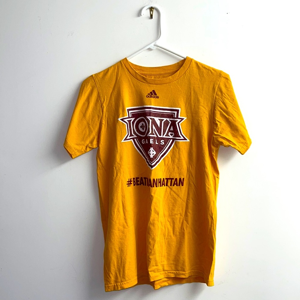 Vintage Thrifted Iona College Basketball T Shirt size Small